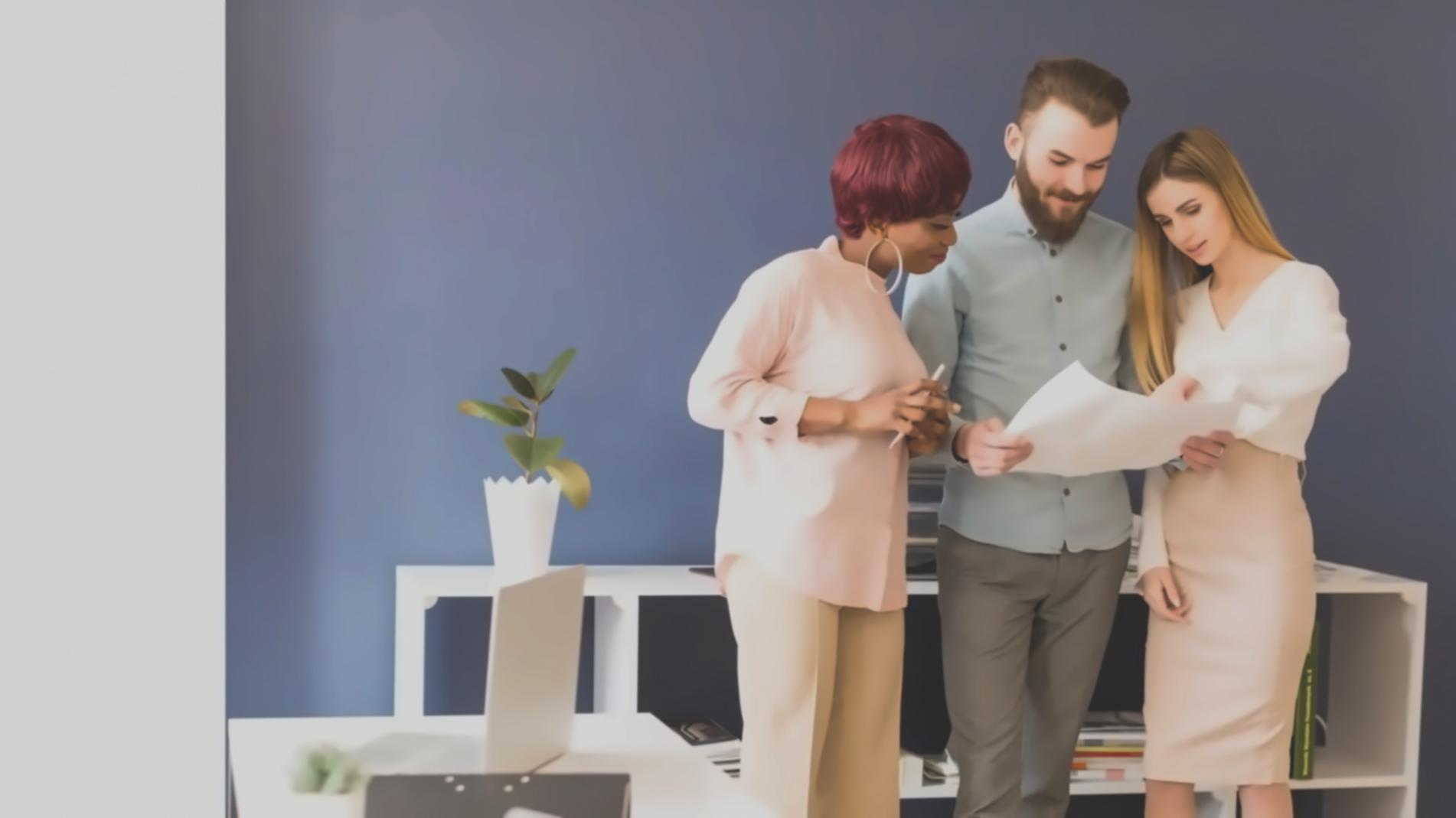 Persona revisando presupuesto familiar con calculadora y documentos