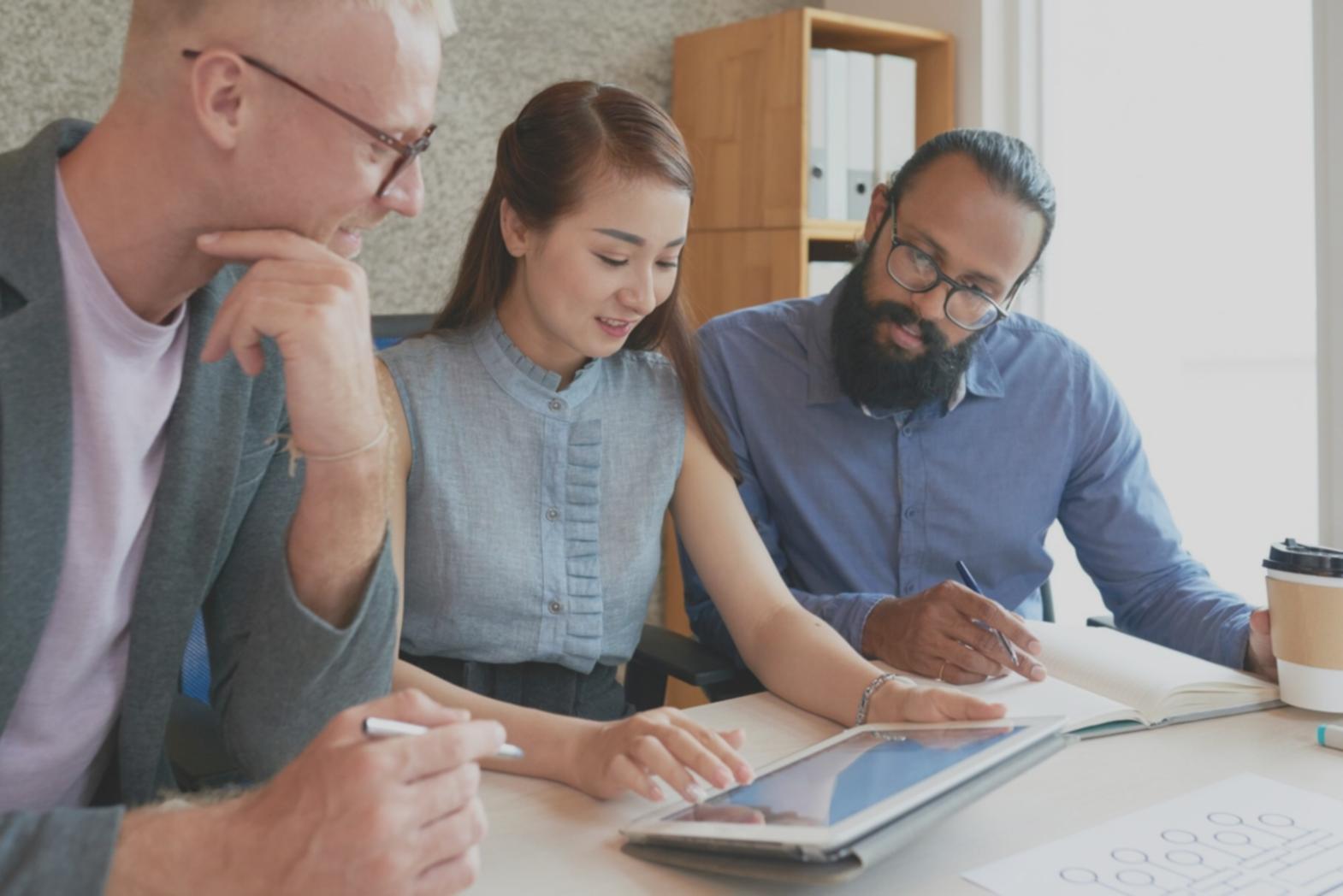 Estudiantes participando en sesión de educación financiera práctica