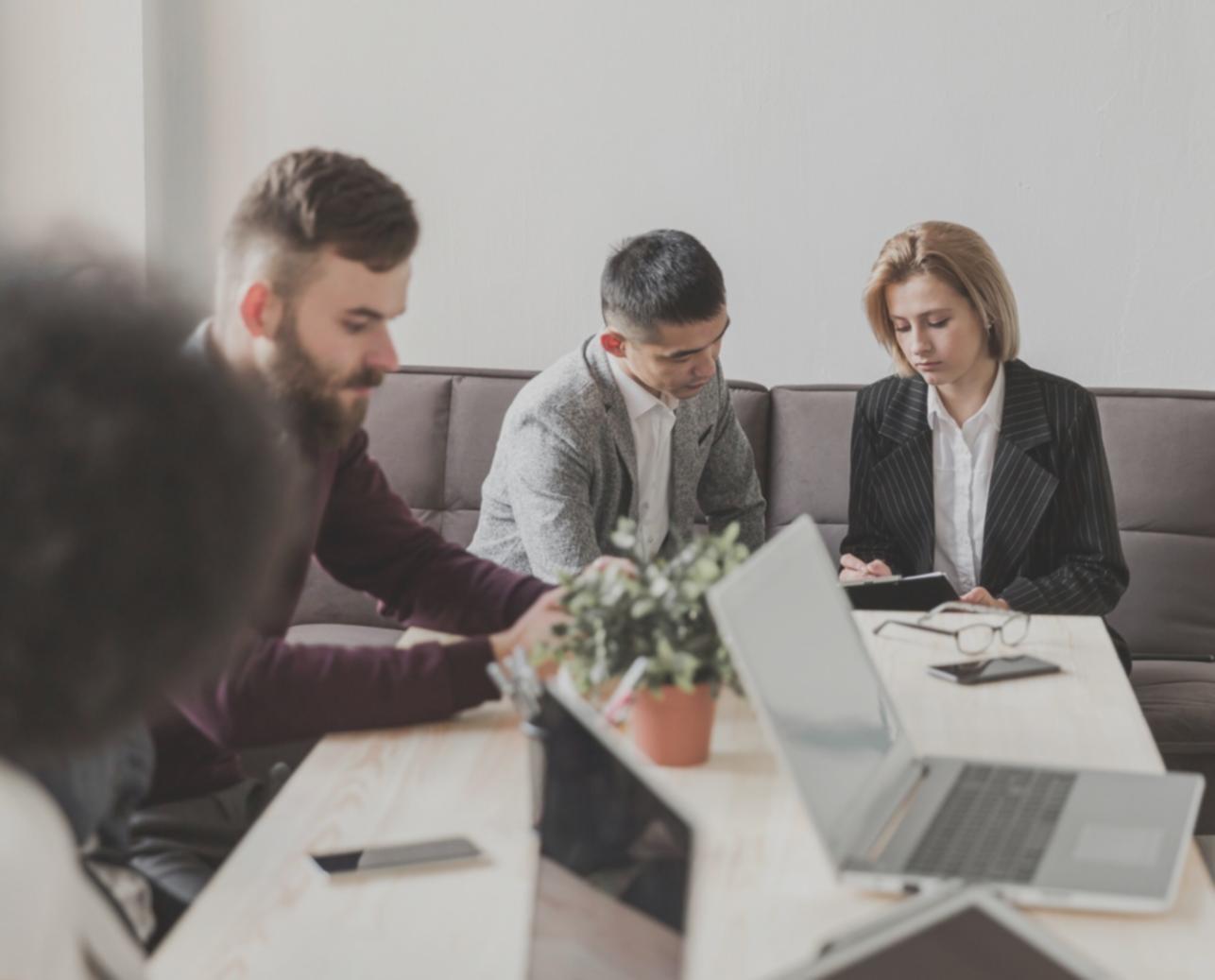 Espacio de trabajo con gráficos financieros y herramientas de planificación