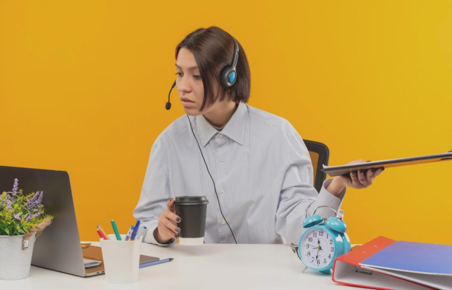 Mesa de trabajo con documentos financieros, calculadora y laptop mostrando hoja de cálculo