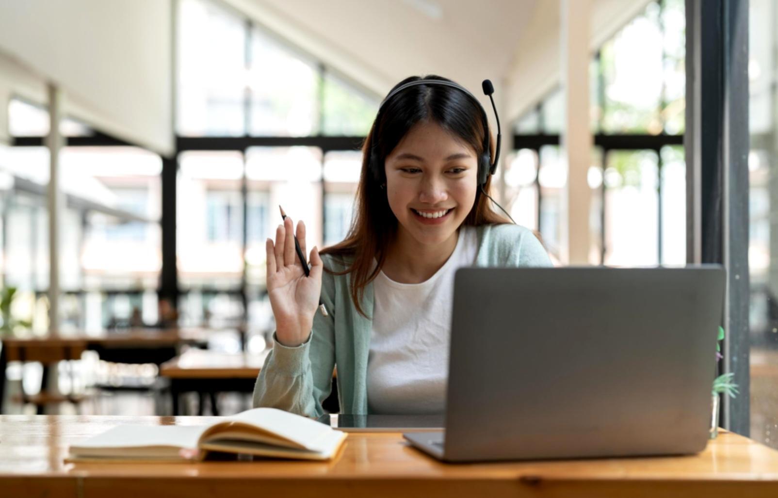 Equipo de educación financiera CerevoLog trabajando en estrategias personalizadas